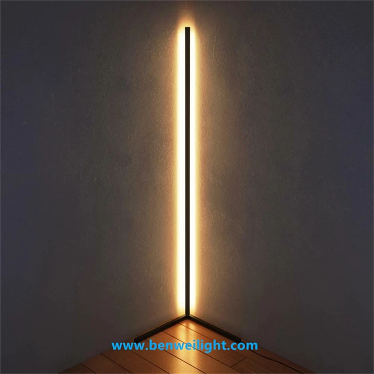 Moderne Eckstehlampe mit dimmbarem Licht