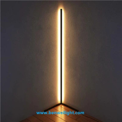 Moderne Eckstehlampe mit dimmbarem Licht